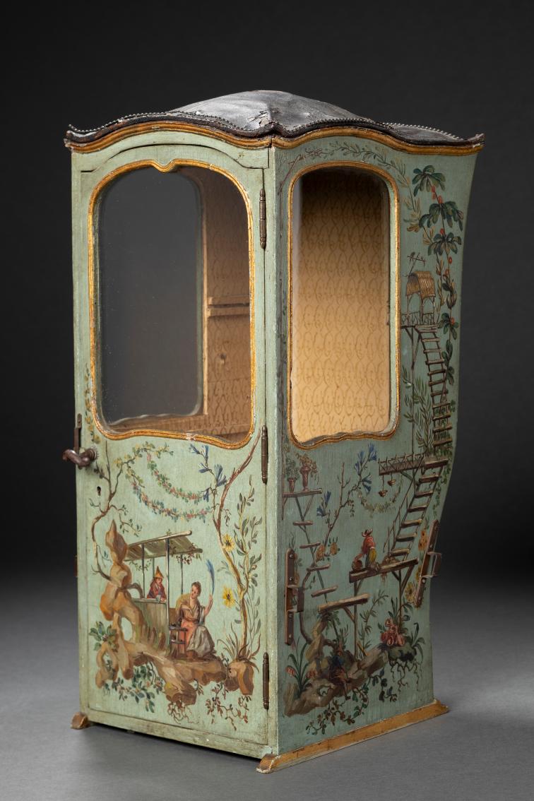 Miniature Vitrine in the Shape of a Sedan Chair (Chaise à Porteur)