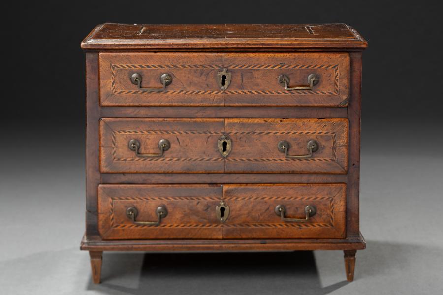 Maitrise Model Chest of Drawers